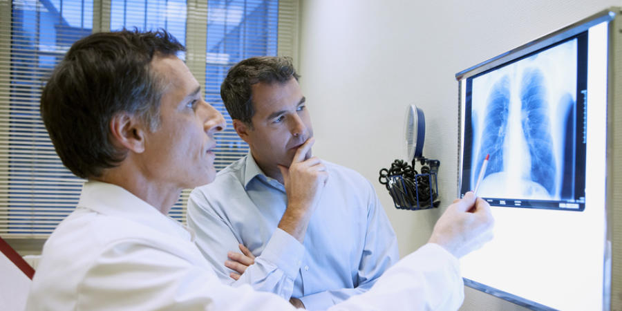 Arzt und Patient besprechen Behandlungsoptionen Arzt und Patient besprechen Behandlungsoptionen beim Lungenemphysem