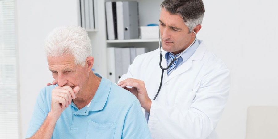Arzt untersucht Emphysem-Patienten Arzt hört Patient auf Emphysem-Symptome ab
